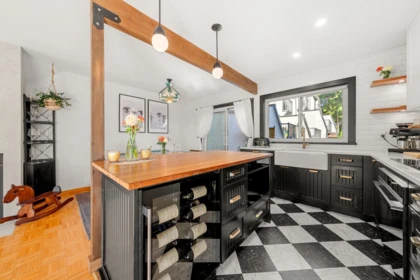 Kitchen Island Photo of 1952 Chesterfield Avenue, North Vancouver, BC