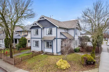 18499 66 Avenue, Surrey, BC, Surrey — Half Duplex for sale