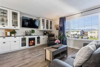 45180 Oliver Crescent, Chilliwack, BC, Chilliwack — Single Family Residence for sale