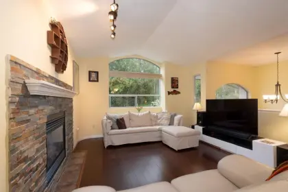 6873 4th Street, Burnaby, BC, Burnaby — Half Duplex for sale