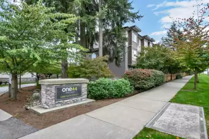 106 5888 144 Street, Surrey, BC, Surrey — Townhouse for sale