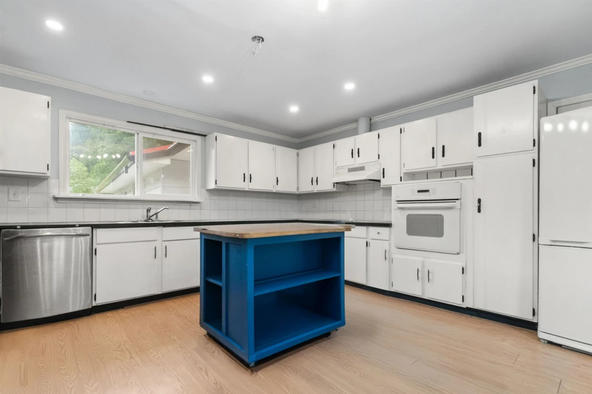 Kitchen Island Photo of 1010 Columbia Valley Road, Columbia Valley, BC