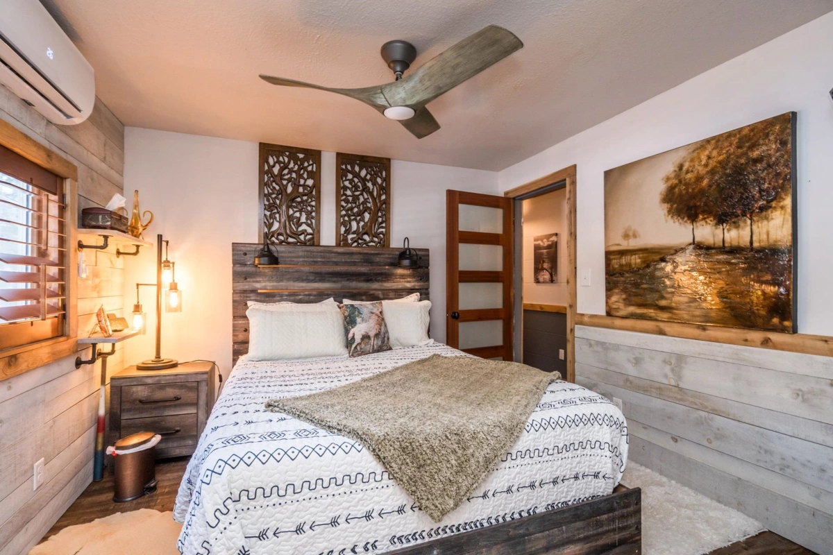 Entry Foyer Photo of 695 Hudson Bay Street, Hope, BC