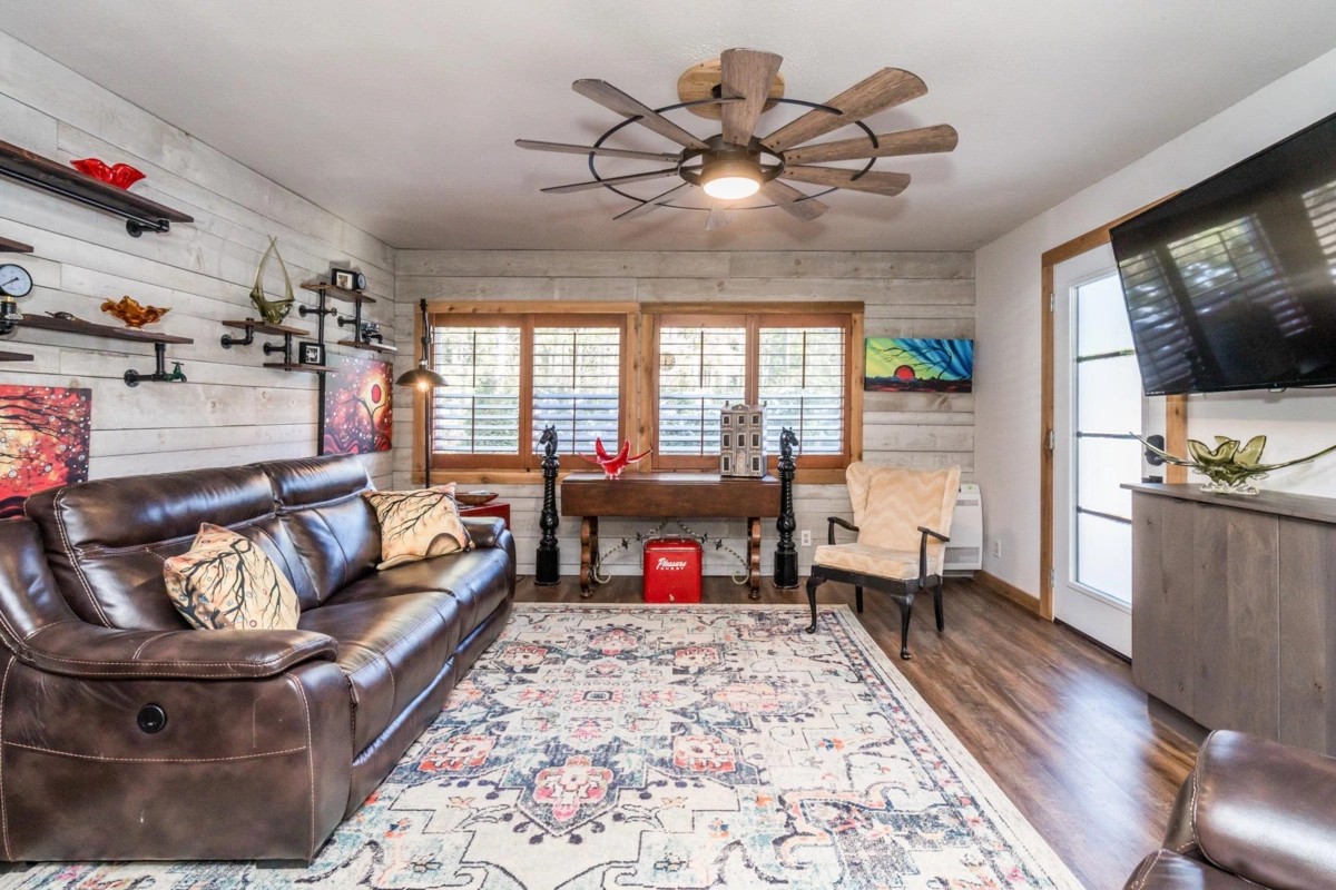 Mudroom Photo of 695 Hudson Bay Street, Hope, BC