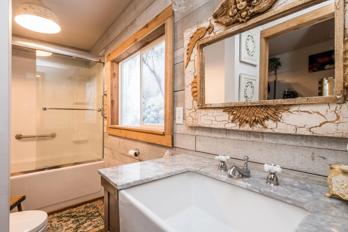 Staircase Photo of 695 Hudson Bay Street, Hope, BC