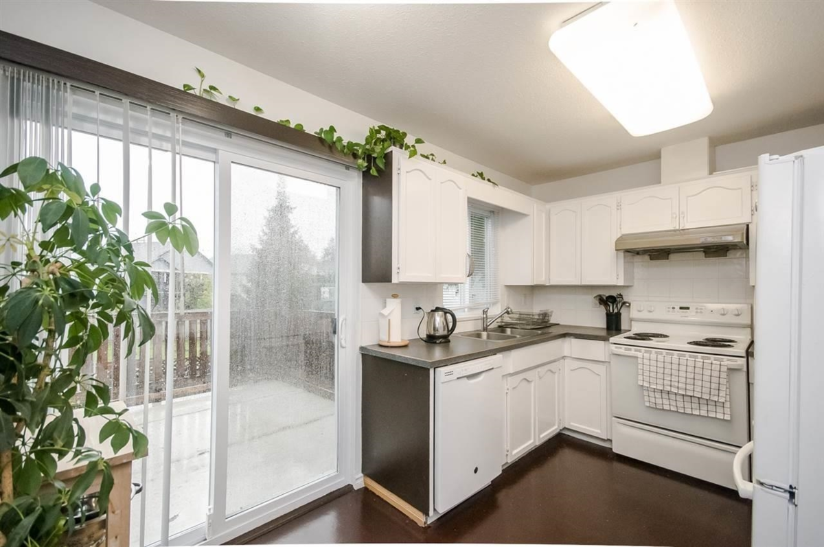 Breakfast Nook Photo of 15026 98a Avenue, Surrey, BC