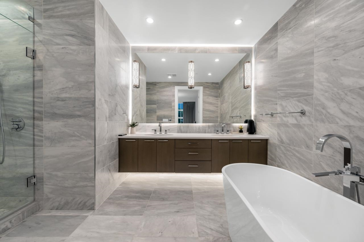 Guest Bathroom Photo of 204 1009 Laurier Avenue, Vancouver, BC