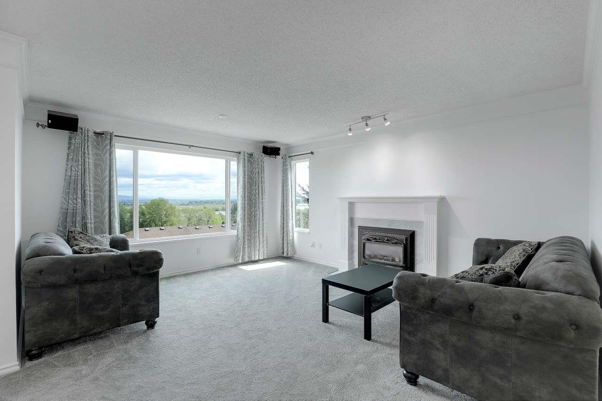 Dining Area Photo of 117 1140 Castle Crescent, Port Coquitlam, BC