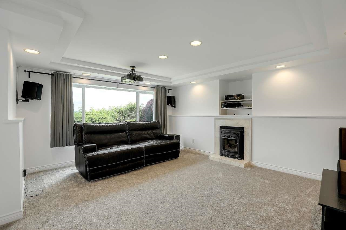 Front Yard Photo of 117 1140 Castle Crescent, Port Coquitlam, BC