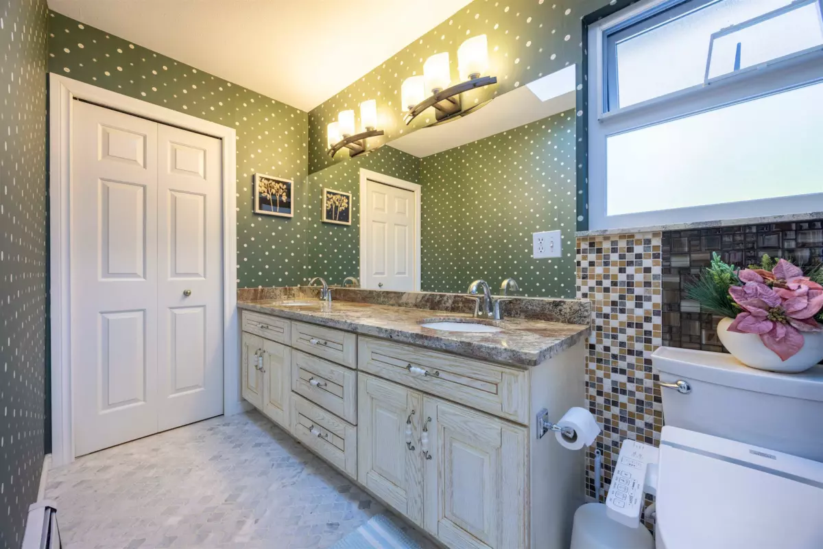 Entry Foyer Photo of 7517 Kilrea Place, Burnaby, BC