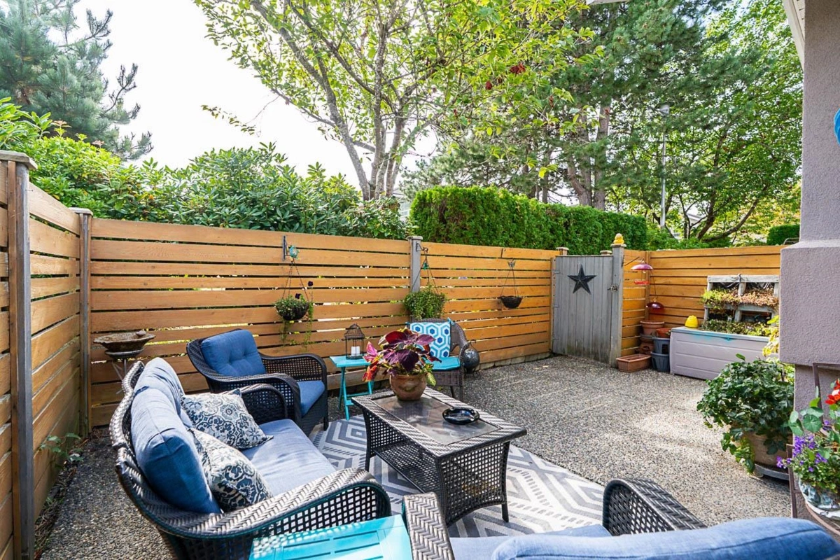 Family Room Photo of 124 15550 26 Avenue, Surrey, BC