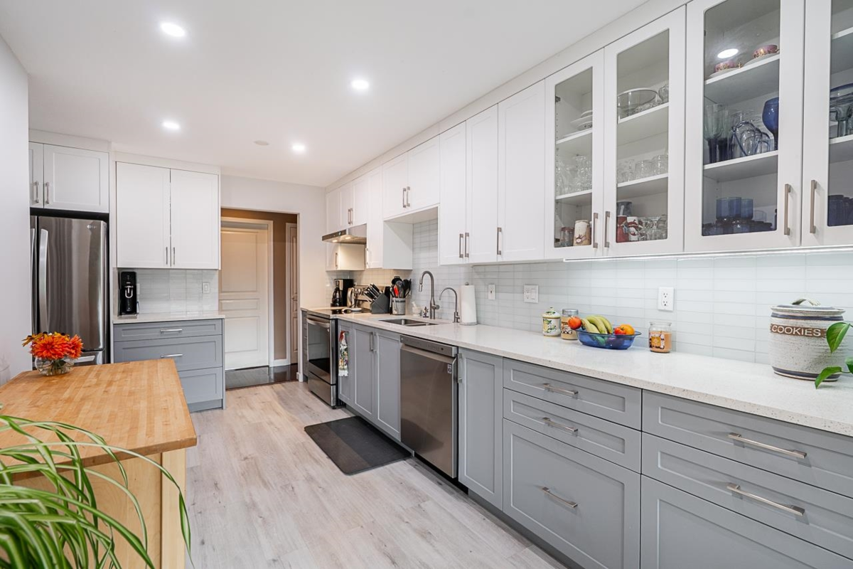 Kitchen Island Photo of 124 15550 26 Avenue, Surrey, BC