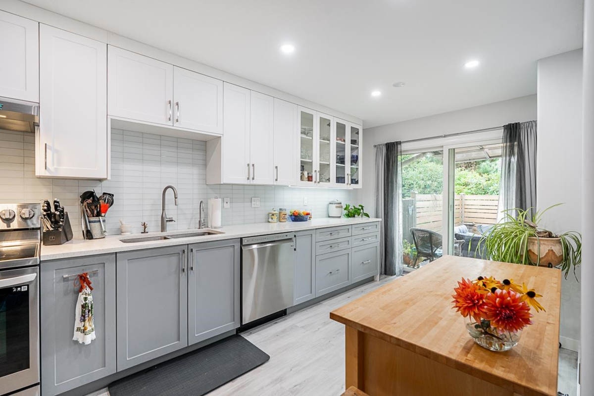 Kitchen Photo of 124 15550 26 Avenue, Surrey, BC