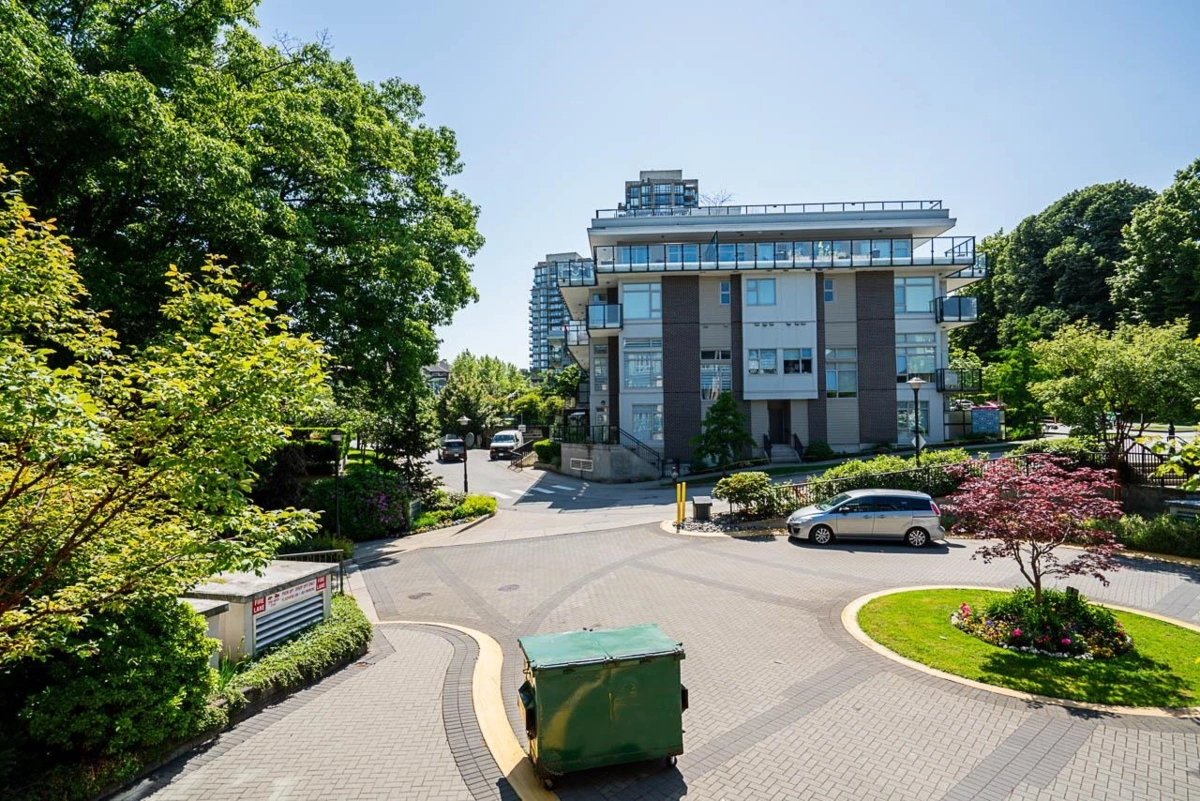 Entry Foyer Photo of 203 225 Francis Way, New Westminster, BC