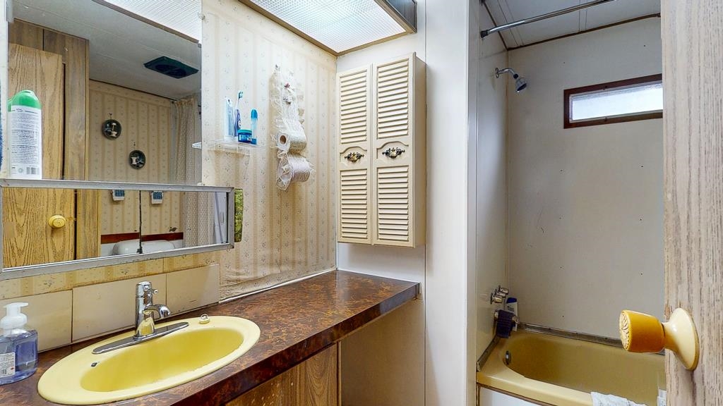 Powder Room Photo of 5894 Skookumchuk Road, Sechelt, BC