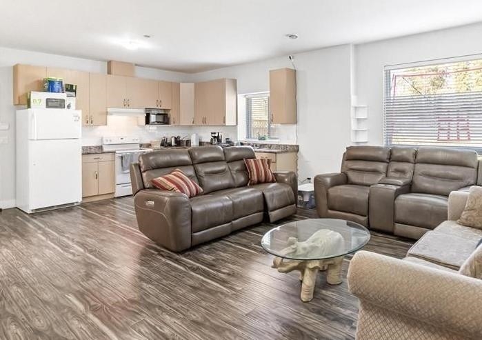 Kitchen Island Photo of 24531 Dewdney Trunk Road, Maple Ridge, BC