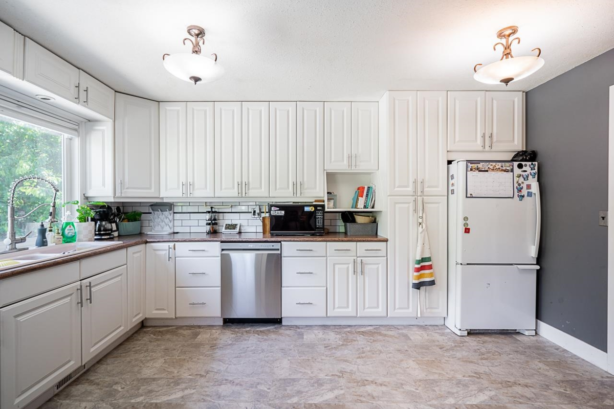 Swimming Pool Photo of 17223 61b Avenue, Surrey, BC