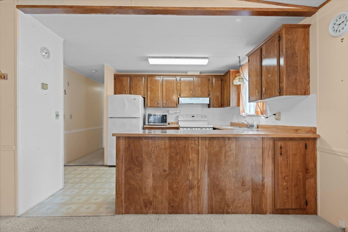 Kitchen Island Photo of 33 9055 Ashwell Road, Chilliwack, BC