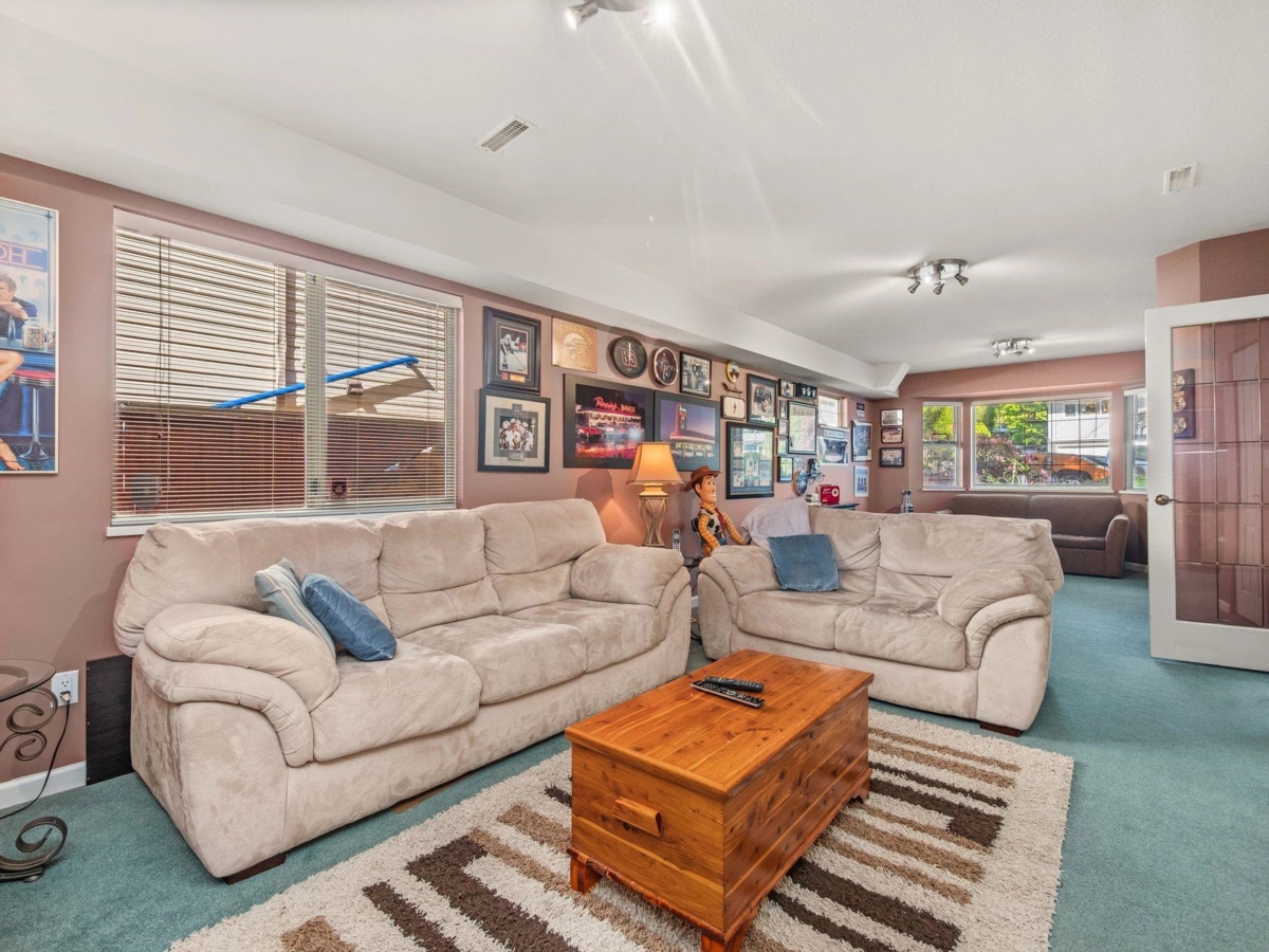 Entry Foyer Photo of 7937 Burdock Street, Mission, BC