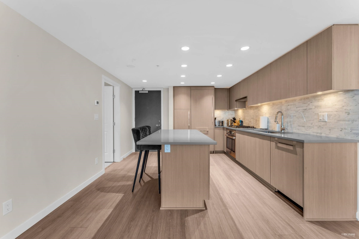 Walk-In Closet Photo of 3504 1182 Westwood Street, Coquitlam, BC