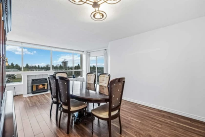 Kitchen Photo of 701 14881 103a Avenue, Surrey, BC