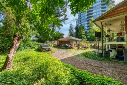 Kitchen Island Photo of 13321 108 Avenue, Surrey, BC