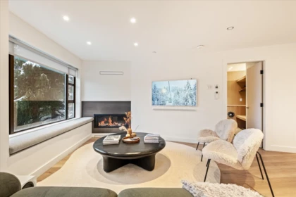 215 4360 Lorimer Road, Whistler, BC, Whistler — Apartment/Condo for sale