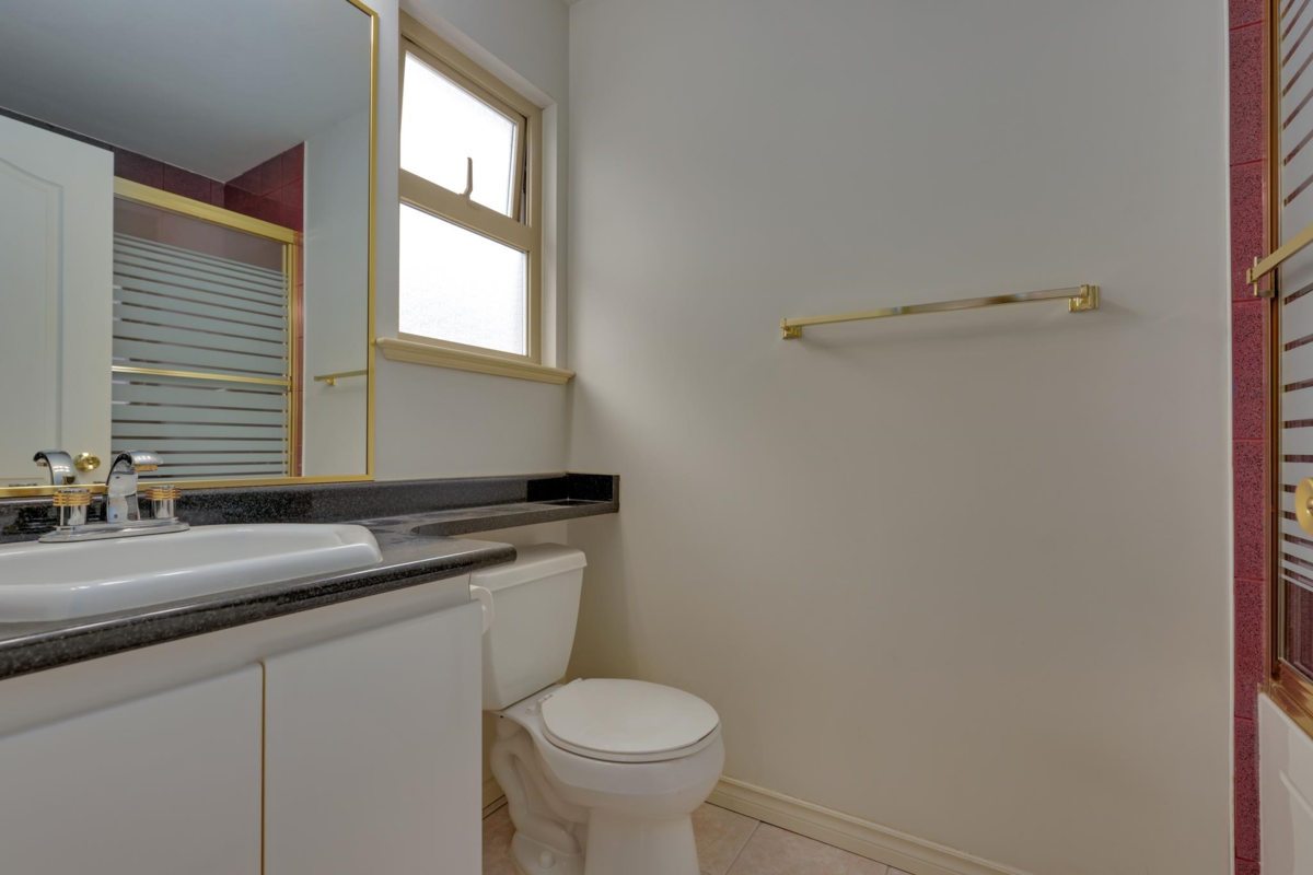 Powder Room Photo of 8369 Shaughnessy Street, Vancouver, BC