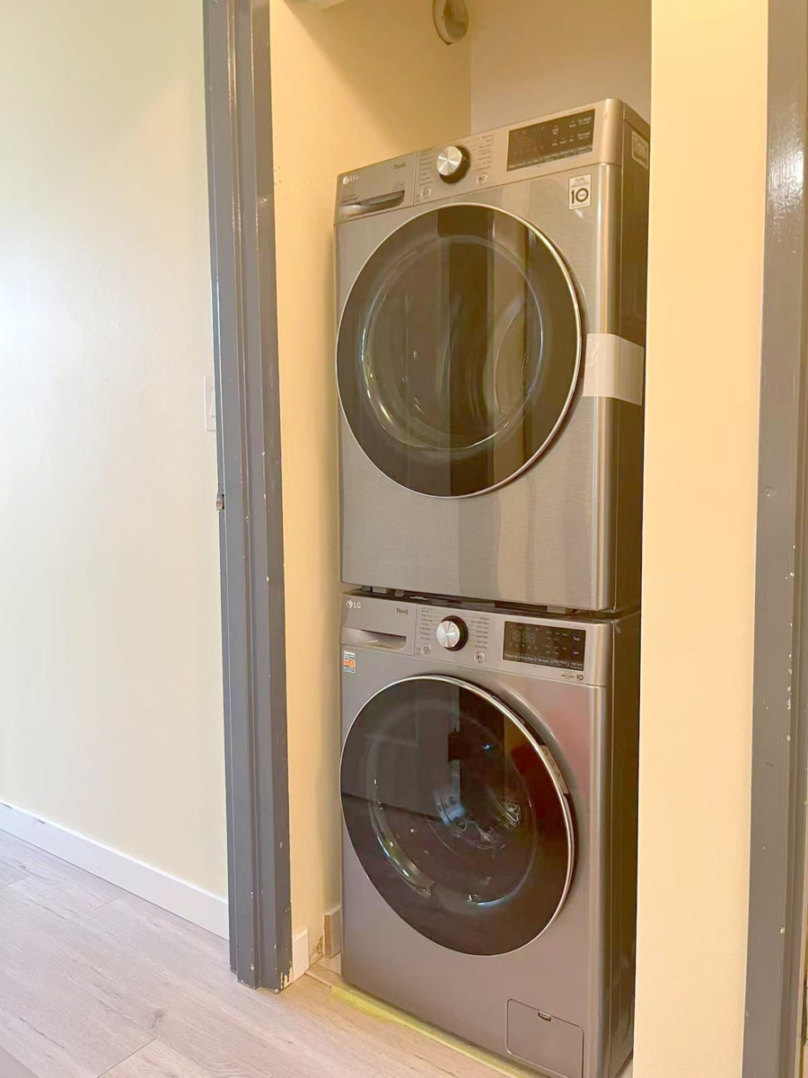 Kitchen Island Photo of 307 5800 Cooney Road, Richmond, BC