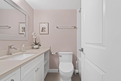 Hallway Photo of 305 8775 Cartier Street, Vancouver, BC