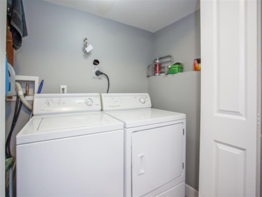 Kitchen Island Photo of 32202 Hillcrest Avenue, Abbotsford, BC