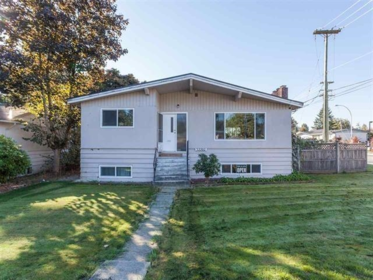 Living Room Photo of 32202 Hillcrest Avenue, Abbotsford, BC