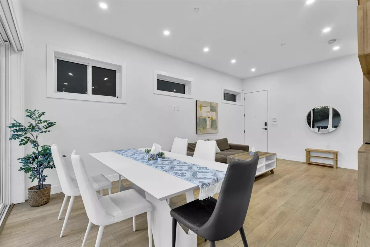 Primary Bathroom Photo of 2666 E 8th Avenue, Vancouver, BC