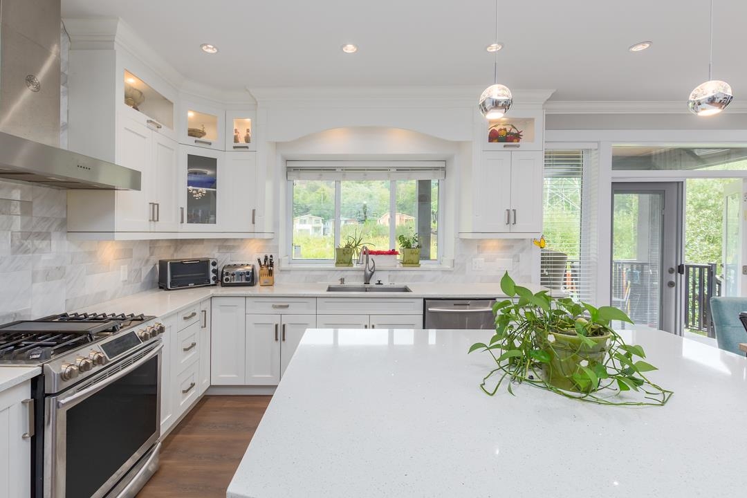 Kitchen Island Photo of 39188 Cardinal Drive, Squamish, BC