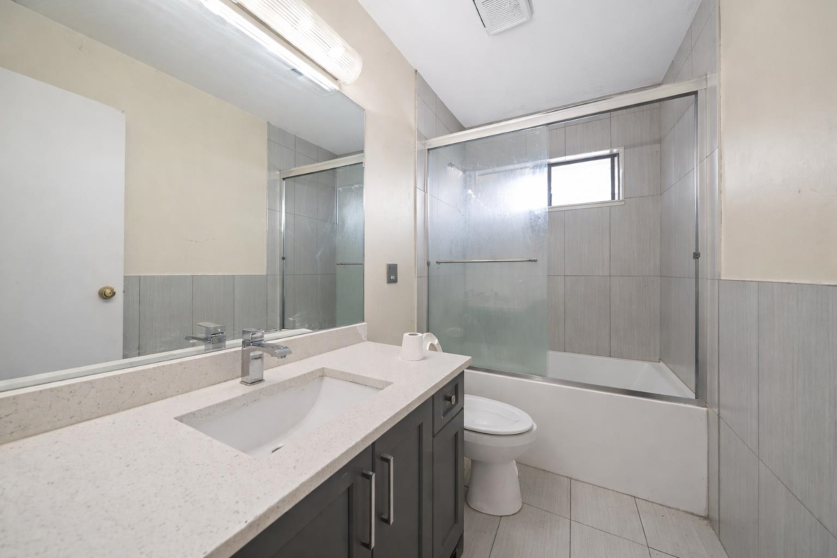 Primary Bathroom Photo of 13131 92 Avenue, Surrey, BC