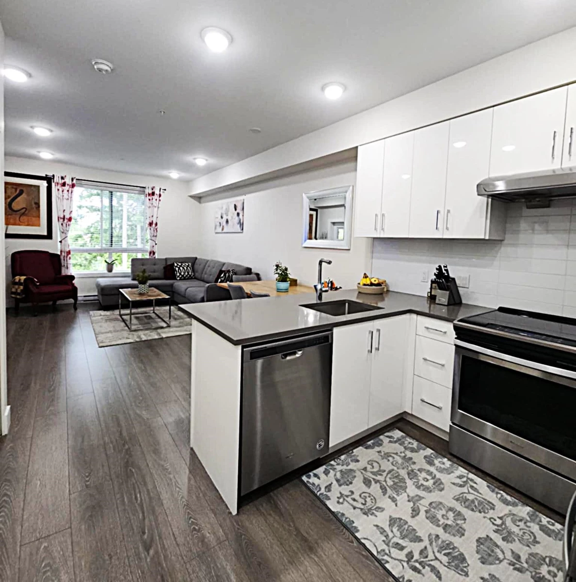 Hallway Photo of 409 15351 101 Avenue, Surrey, BC
