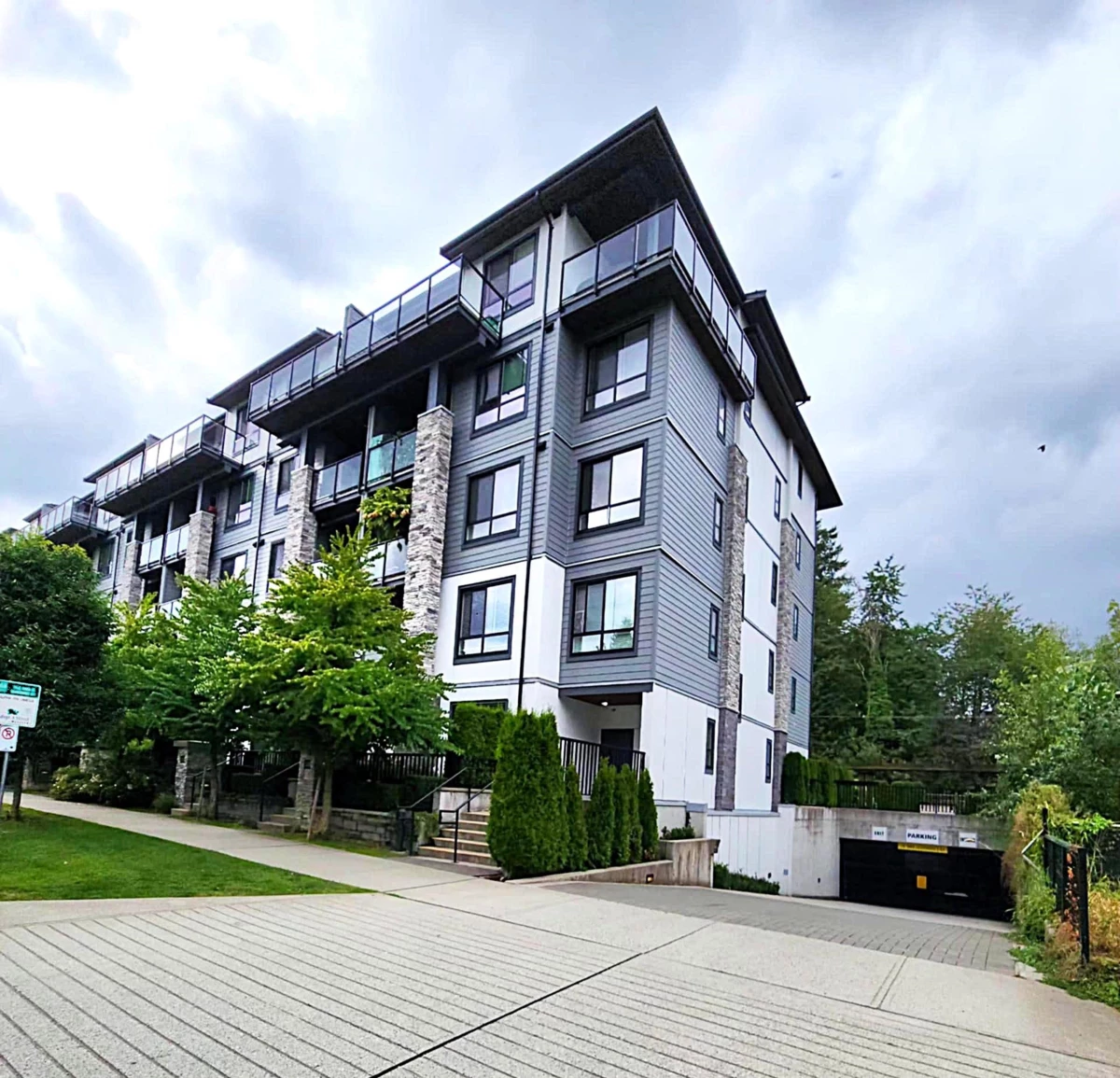Kitchen Photo of 409 15351 101 Avenue, Surrey, BC