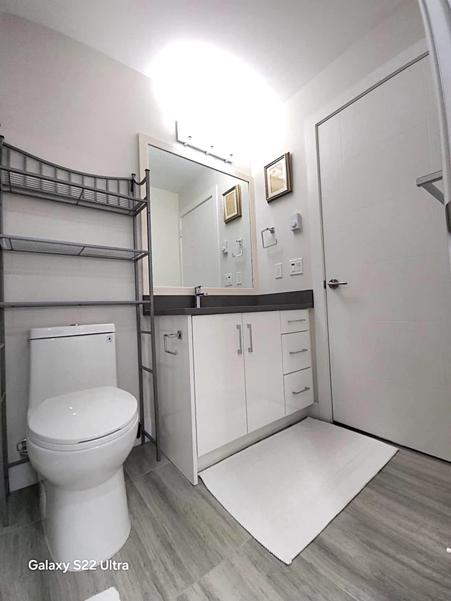 Walk-In Closet Photo of 409 15351 101 Avenue, Surrey, BC