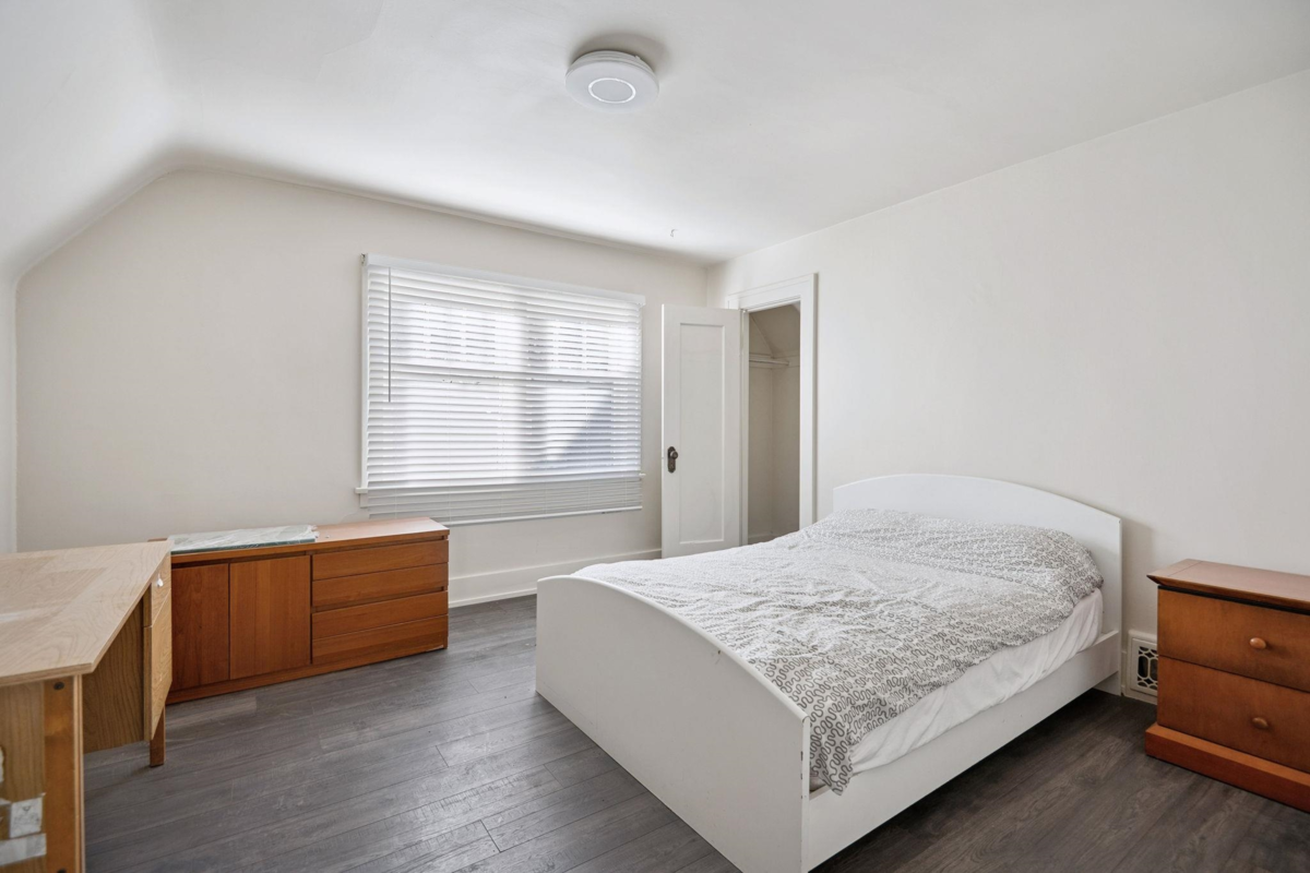 Kitchen Island Photo of 4470 Osler Street, Vancouver, BC
