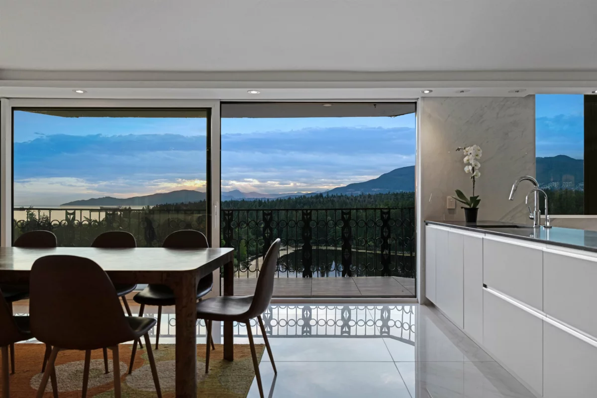 Kitchen Photo of 1501 845 Chilco Street, Vancouver, BC
