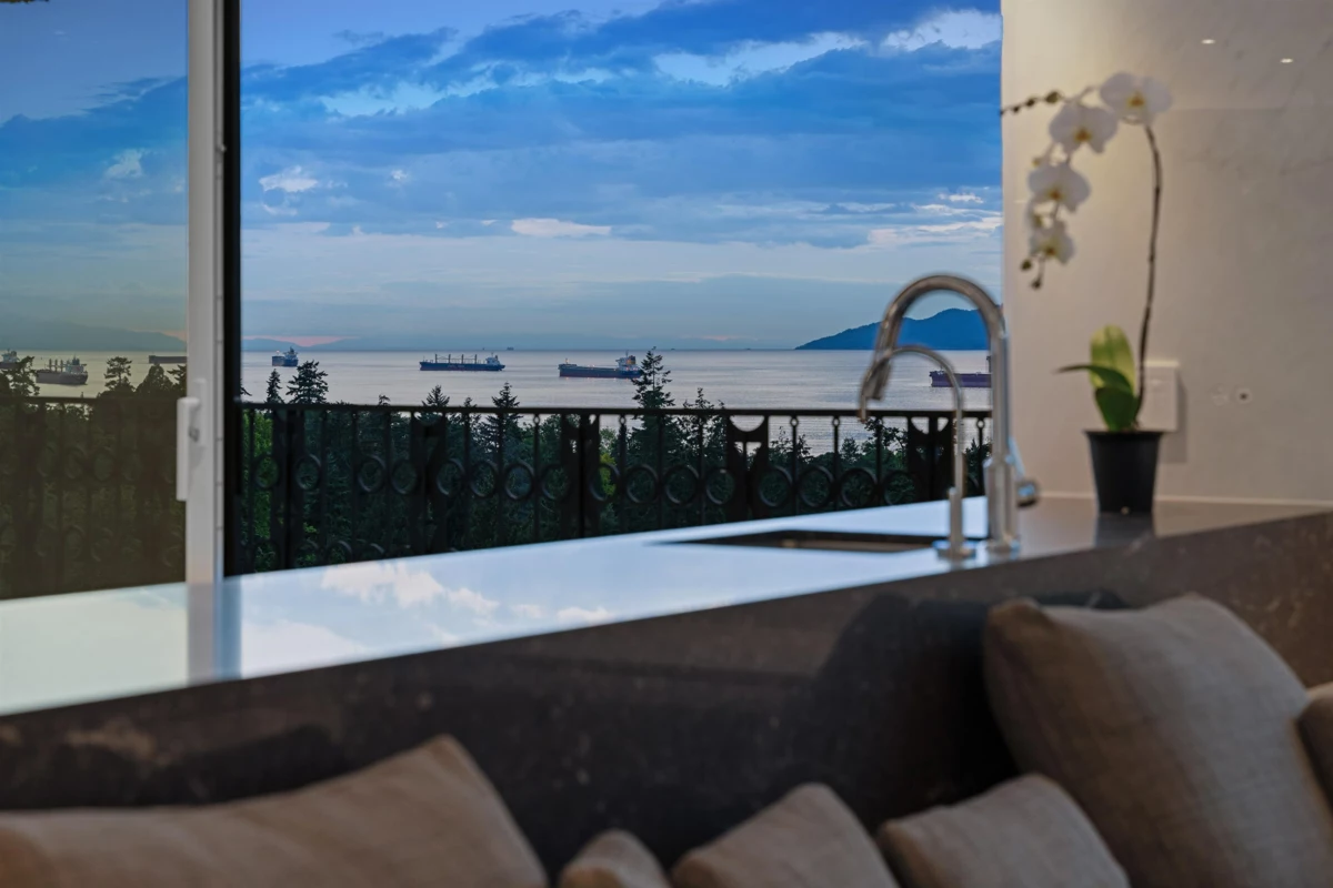 Primary Bathroom Photo of 1501 845 Chilco Street, Vancouver, BC