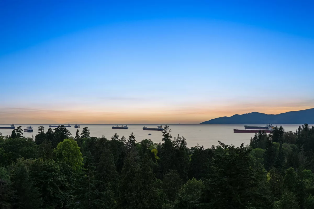 Walk-In Closet Photo of 1501 845 Chilco Street, Vancouver, BC