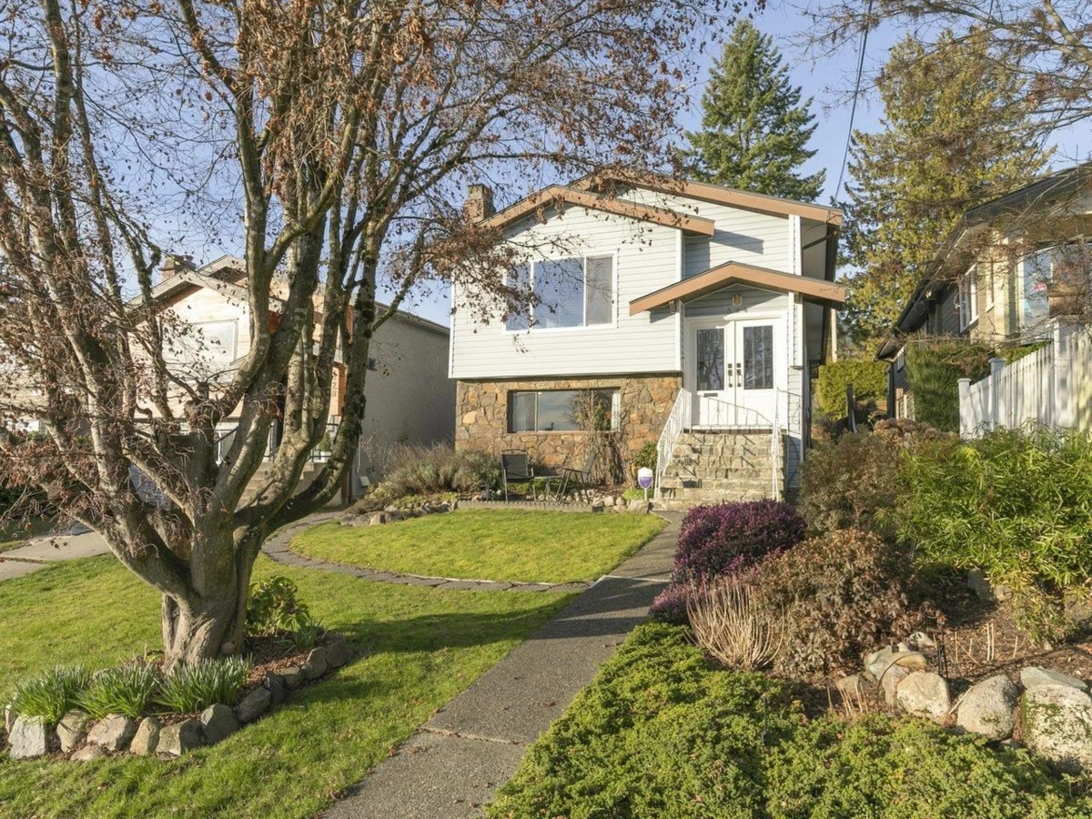 Exterior Front Photo of 324 W 28th Street, North Vancouver, BC