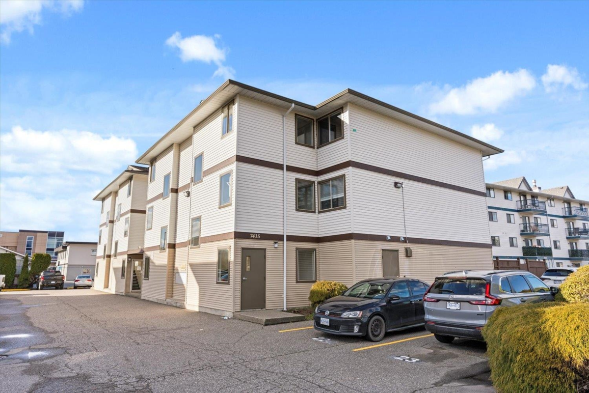 Entry Foyer Photo of 205 7435 Shaw Avenue, Chilliwack, BC