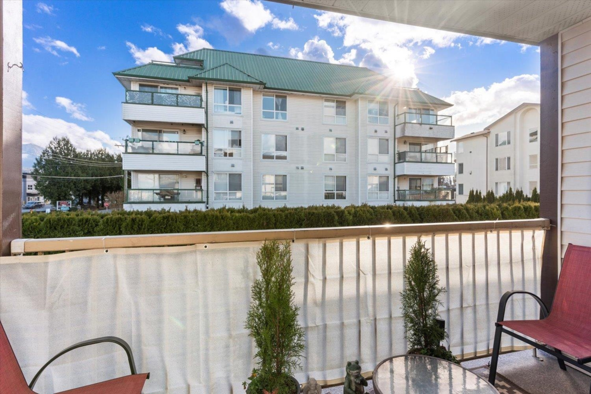 Kitchen Island Photo of 205 7435 Shaw Avenue, Chilliwack, BC