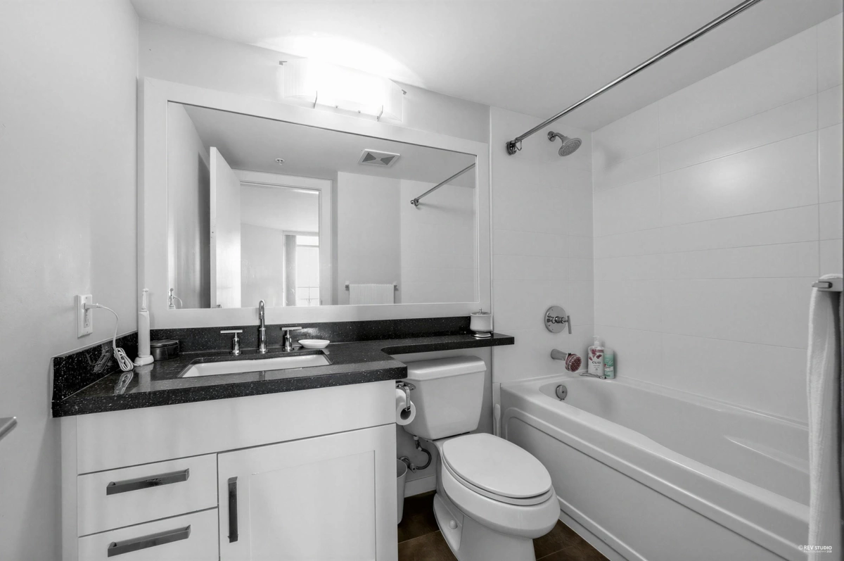 Primary Bathroom Photo of 2005 2133 Douglas Road, Burnaby, BC