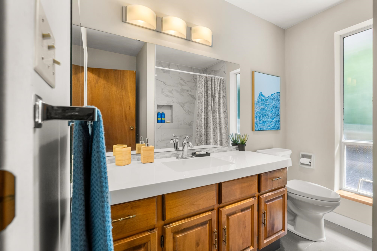 Basement Recreation Room Photo of 7653 Redrooffs Road, Halfmoon Bay, BC