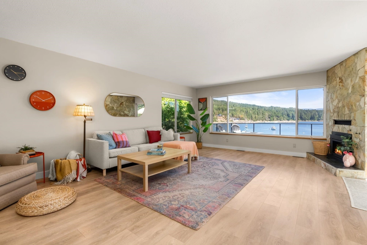 Breakfast Nook Photo of 7653 Redrooffs Road, Halfmoon Bay, BC