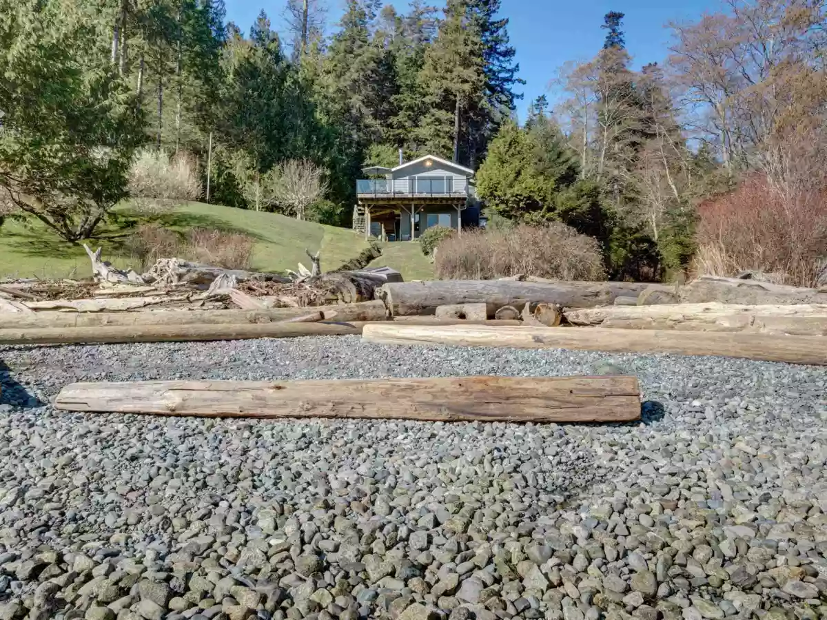 Entry Foyer Photo of 7653 Redrooffs Road, Halfmoon Bay, BC