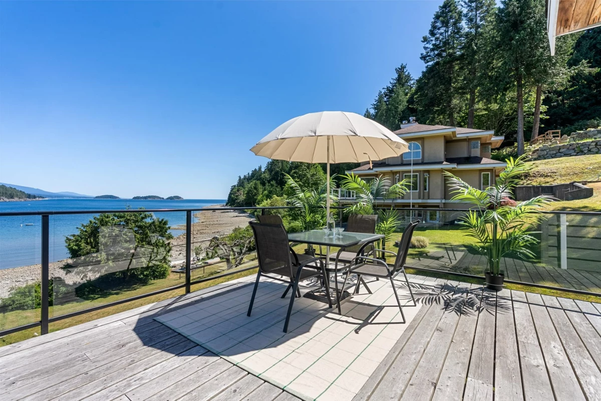 Family Room Photo of 7653 Redrooffs Road, Halfmoon Bay, BC